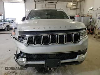 ✅ 2023 Jeep Wagoneer • VIN: 1C4SJVAPXPS570035 • Lot: 46019934. Wystawiony na Copart z przebiegiem 3 272 mil. Bezpłatny archiwum sprzedaży aukcyjnych z USA i szczegółowy raport historii pojazdu na DreamBid. Zdjęcie 5.