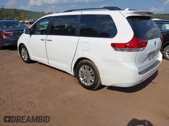 ✅ 2011 Toyota Sienna XLE AAS • VIN: 5TDYK3DC9BS132502 • Lot: 43180013. Wystawiony na IAAI z przebiegiem 212 756 mil. Bezpłatny archiwum sprzedaży aukcyjnych z USA i szczegółowy raport historii pojazdu na DreamBid. Zdjęcie 3.