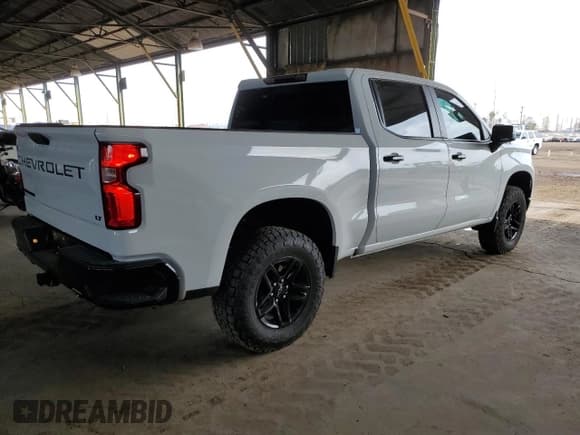 ✅ 2023 Chevrolet Silverado 1500 LT Trail Boss • VIN: 3GCUDFE88PG231046 • Lot: 87631285. Wystawiony na Copart z przebiegiem 50 893 mil. Bezpłatny archiwum sprzedaży aukcyjnych z USA i szczegółowy raport historii pojazdu na DreamBid. Zdjęcie 3.