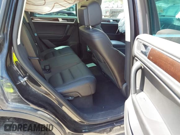 ✅ 2016 Volkswagen Touareg Lux • VIN: WVGEF9BP6GD011893 • Lot: 42772659. Listed on IAAI with 128,237 mi. Free auction sales archive from the USA and detailed vehicle history report at DreamBid. Image 8.