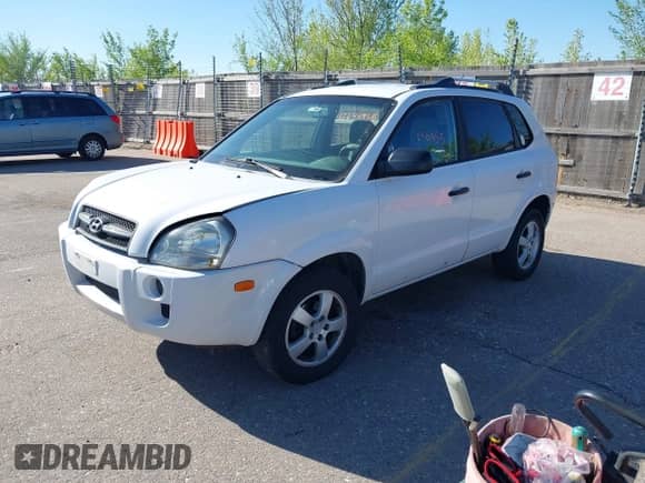 2006 Hyundai Tucson GL z VIN KM8JM72B56U324168, wystawiony jako IAAI lot #42146955 z przebiegiem 206 919 mil mil oraz . Historia ofert i sprzedaży dostępna na DreamBid. Obrazek 2.