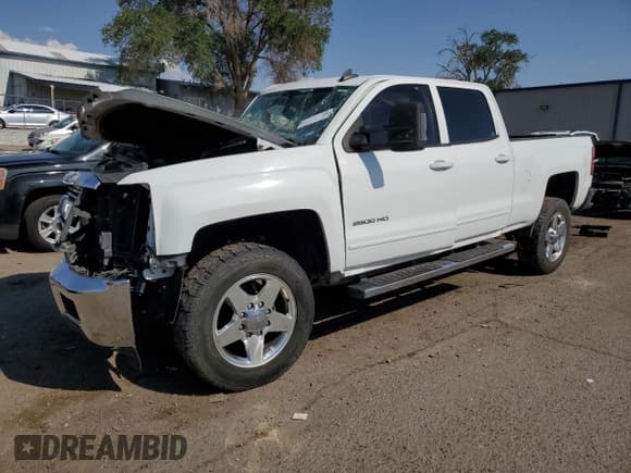 ✅ 2015 Chevrolet Silverado 2500HD LT • VIN: 1GC1CVEG5FF621724 • Lot: 62314484. Wystawiony na Copart z przebiegiem Nie podano. Bezpłatny archiwum sprzedaży aukcyjnych z USA i szczegółowy raport historii pojazdu na DreamBid. Zdjęcie 1.