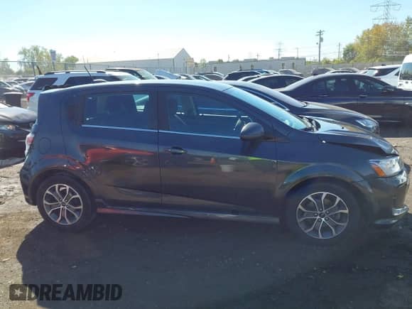 2019 Chevrolet Sonic LT z VIN 1G1JD6SB2K4111583, wystawiony jako IAAI lot #43427294 z przebiegiem 91 487 mil mil oraz . Historia ofert i sprzedaży dostępna na DreamBid. Obrazek 13.