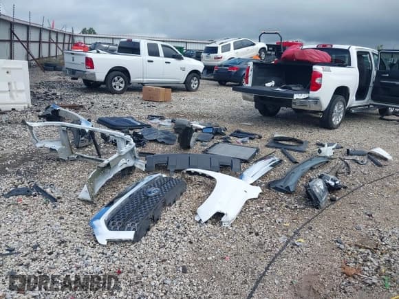 ✅ 2018 Toyota Tundra SR5 • VIN: 5TFDW5F12JX735228 • Лот: 43255268. Опубликован ранее на IAAI с пробегом 47 638 миль. Бесплатный доступ к архиву аукционных продаж из США и подробный отчёт об истории автомобиля на DreamBid. Изображение 19.