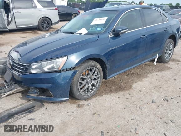 ✅ 2018 Volkswagen Passat SE • VIN: 1VWBA7A36JC040183 • Lot: 42338088. Wystawiony na IAAI z przebiegiem 86 591 mil. Bezpłatny archiwum sprzedaży aukcyjnych z USA i szczegółowy raport historii pojazdu na DreamBid. Zdjęcie 17.