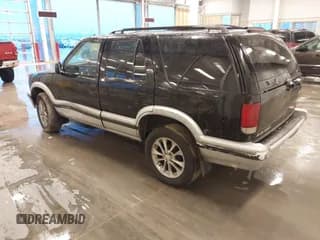 ✅ 1996 Chevrolet Blazer • VIN: 1GNDT13W2T2140730 • Lot: 41552544. Wystawiony na IAAI z przebiegiem 241 695 mil. Bezpłatny archiwum sprzedaży aukcyjnych z USA i szczegółowy raport historii pojazdu na DreamBid. Zdjęcie 3.