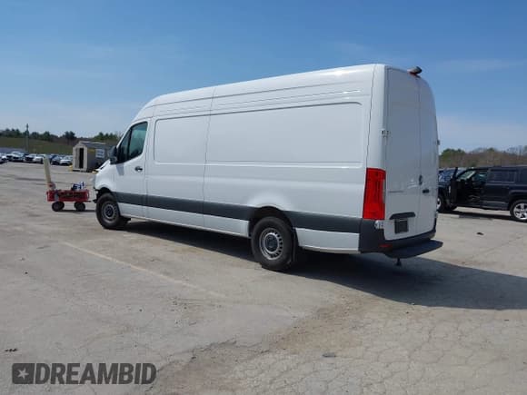 ✅ 2024 Mercedes-Benz Sprinter Cargo • VIN: W1Y4NCHY9RT181069 • Lot: 42072697. Wystawiony na IAAI z przebiegiem 26 861 mil. Bezpłatny archiwum sprzedaży aukcyjnych z USA i szczegółowy raport historii pojazdu na DreamBid. Zdjęcie 3.