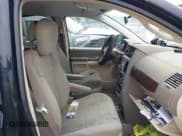 ✅ 2010 Chrysler Town & Country LX • VIN: 2A4RR2D15AR456363 • Lot: 42127422. Wystawiony na IAAI z przebiegiem 213 715 mil. Bezpłatny archiwum sprzedaży aukcyjnych z USA i szczegółowy raport historii pojazdu na DreamBid. Zdjęcie 5.