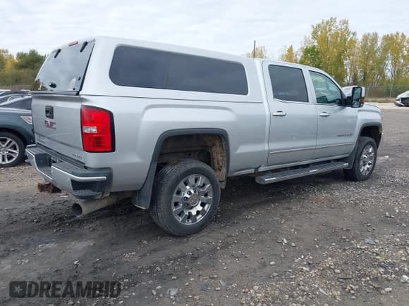✅ 2017 GMC Sierra 2500HD Denali • VIN: 1GT12UEY2HF248893 • Lot: 43430396. Wystawiony na IAAI z przebiegiem 224 753 mil. Bezpłatny archiwum sprzedaży aukcyjnych z USA i szczegółowy raport historii pojazdu na DreamBid. Zdjęcie 4.