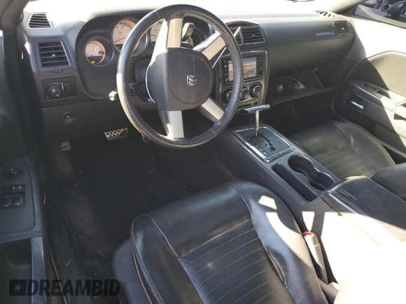 ✅ 2010 Dodge Challenger SE • VIN: 2B3CJ4DV1AH103496 • Lot: 87010934. Wystawiony na Copart z przebiegiem 190 016 mil. Bezpłatny archiwum sprzedaży aukcyjnych z USA i szczegółowy raport historii pojazdu na DreamBid. Zdjęcie 8.