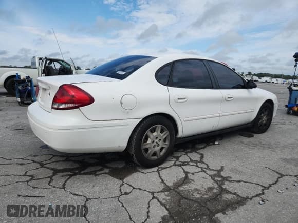 ✅ 2005 Ford Taurus SE • VIN: 1FAFP53215A244179 • Lot: 82070545. Listed on Copart with 105,426 mi. Free auction sales archive from the USA and detailed vehicle history report at DreamBid. Image 3.