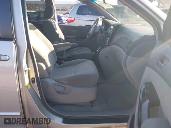 ✅ 2004 Toyota Sienna CE • VIN: 5TDZA23CX4S139383 • Lot: 43476355. Listed on IAAI with 109,803 mi. Free auction sales archive from the USA and detailed vehicle history report at DreamBid. Image 5.