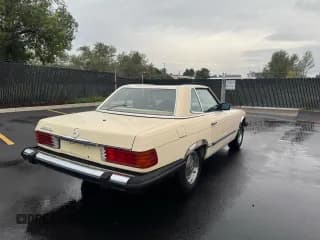 ✅ 1985 Mercedes-Benz 380 • VIN: WDBBA45C3FA034600 • Lot: 93280875. Wystawiony na Copart z przebiegiem 89 101 mil. Bezpłatny archiwum sprzedaży aukcyjnych z USA i szczegółowy raport historii pojazdu na DreamBid. Zdjęcie 4.