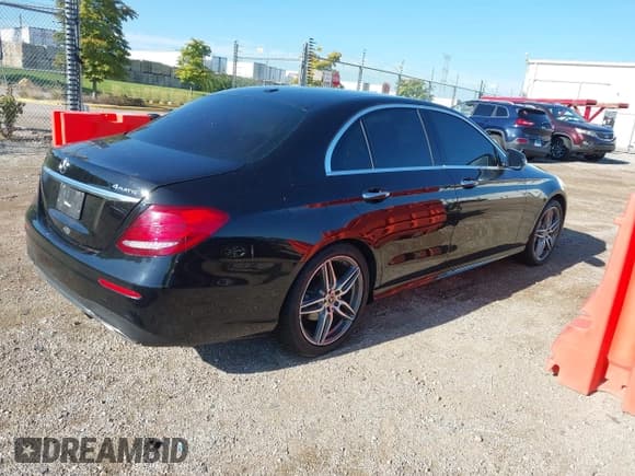 ✅ 2019 Mercedes-Benz E 300 • VIN: WDDZF4KB7KA627373 • Lot: 43150039. Listed on IAAI with 44,083 mi. Free auction sales archive from the USA and detailed vehicle history report at DreamBid. Image 4.