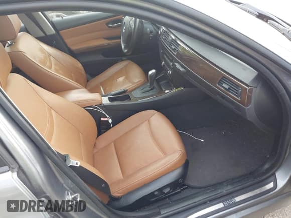 ✅ 2009 BMW 3 Series 328i xDrive • VIN: WBAUU33589A540456 • Лот: 42836375. Опубликован ранее на IAAI с пробегом 175 764 миль. Бесплатный доступ к архиву аукционных продаж из США и подробный отчёт об истории автомобиля на DreamBid. Изображение 5.