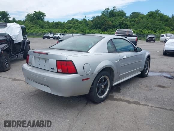 ✅ 2001 Ford Mustang Standard • VIN: 1FAFP40471F190366 • Lot: 42347598. Listed on IAAI with 168,851 mi. Free auction sales archive from the USA and detailed vehicle history report at DreamBid. Image 4.