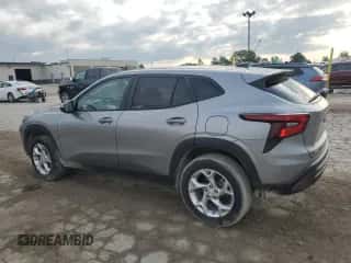 2024 Chevrolet Trax LS с VIN KL77LFE28RC126165, выставлен на аукционе Copart как лот 64843565 с пробегом 22 207 миль миль и Списание • Salvage title. История ставок и продаж доступна на DreamBid. Изображение 2.