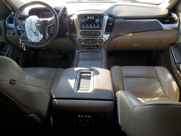 ✅ 2015 Chevrolet Suburban LTZ • VIN: 1GNSKKKC9FR555305 • Lot: 68068574. Wystawiony na Copart z przebiegiem 133 174 mil. Bezpłatny archiwum sprzedaży aukcyjnych z USA i szczegółowy raport historii pojazdu na DreamBid. Zdjęcie 8.