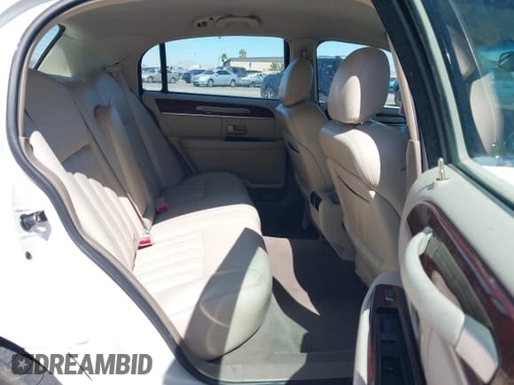 ✅ 2003 Lincoln Town Car Executive • VIN: 1LNHM81W73Y661342 • Lot: 43358303. Wystawiony na IAAI z przebiegiem 168 891 mil. Bezpłatny archiwum sprzedaży aukcyjnych z USA i szczegółowy raport historii pojazdu na DreamBid. Zdjęcie 8.