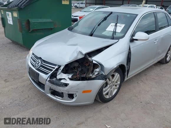 ✅ 2006 Volkswagen Jetta Edition • VIN: 3VWCT71K16M852759 • Lot: 42580796. Wystawiony na IAAI z przebiegiem 163 711 mil. Bezpłatny archiwum sprzedaży aukcyjnych z USA i szczegółowy raport historii pojazdu na DreamBid. Zdjęcie 6.