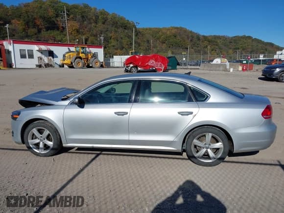 ✅ 2015 Volkswagen Passat S • VIN: 1VWAT7A34FC072238 • Lot: 43548104. Wystawiony na IAAI z przebiegiem 130 002 mil. Bezpłatny archiwum sprzedaży aukcyjnych z USA i szczegółowy raport historii pojazdu na DreamBid. Zdjęcie 14.