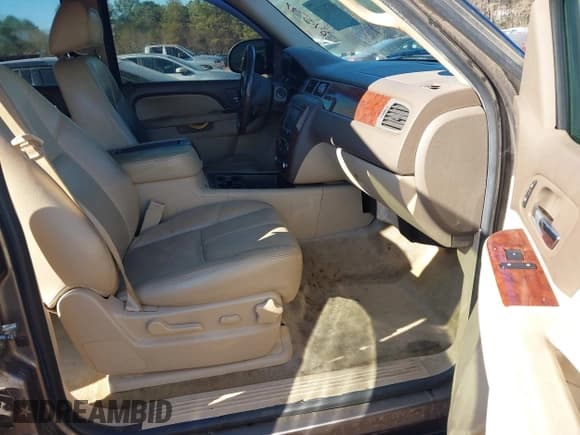 ✅ 2014 Chevrolet Tahoe LT • VIN: 1GNSCBE01ER202991 • Lot: 43781591. Listed on IAAI with 305,243 mi. Free auction sales archive from the USA and detailed vehicle history report at DreamBid. Image 5.