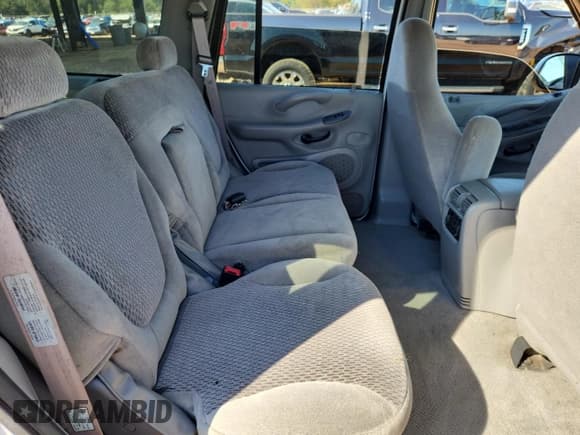 ✅ 1998 Ford Expedition XLT • VIN: 1FMRU18W7WLB58199 • Lot: 81983865. Wystawiony na Copart z przebiegiem 162 811 mil. Bezpłatny archiwum sprzedaży aukcyjnych z USA i szczegółowy raport historii pojazdu na DreamBid. Zdjęcie 11.