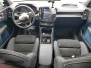 ✅ 2023 Volvo C40 Ultimate • VIN: YV4ED3GMXP2049089 • Lot: 64018605. Wystawiony na Copart z przebiegiem 38 432 mil. Bezpłatny archiwum sprzedaży aukcyjnych z USA i szczegółowy raport historii pojazdu na DreamBid. Zdjęcie 8.