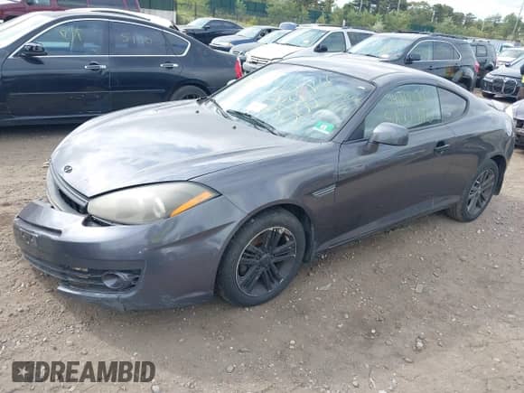 2008 Hyundai Tiburon GS с VIN KMHHM66D88U284532, выставлен на аукционе IAAI как лот 40490154 с пробегом 177 813 миль миль и . История ставок и продаж доступна на DreamBid. Изображение 2.