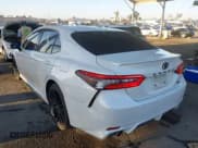 ✅ 2022 Toyota Camry XSE • VIN: 4T1K61AK8NU004418 • Lot: 43419504. Wystawiony na IAAI z przebiegiem 72 440 mil. Bezpłatny archiwum sprzedaży aukcyjnych z USA i szczegółowy raport historii pojazdu na DreamBid. Zdjęcie 3.