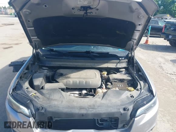 ✅ 2019 Jeep Cherokee Latitude Plus • VIN: 1C4PJMLB2KD182263 • Lot: 42591318. Wystawiony na IAAI z przebiegiem 136 956 mil. Bezpłatny archiwum sprzedaży aukcyjnych z USA i szczegółowy raport historii pojazdu na DreamBid. Zdjęcie 10.