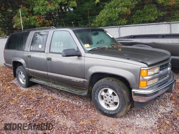 ✅ 1999 Chevrolet Suburban • VIN: 3GNFK16R9XG147947 • Lot: 43211972. Wystawiony na IAAI z przebiegiem 63 492 mil. Bezpłatny archiwum sprzedaży aukcyjnych z USA i szczegółowy raport historii pojazdu na DreamBid. Zdjęcie 1.