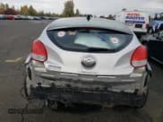 ✅ 2017 Hyundai Veloster • VIN: KMHTC6AD2HU321868 • Lot: 79083584. Wystawiony na Copart z przebiegiem 105 528 mil. Bezpłatny archiwum sprzedaży aukcyjnych z USA i szczegółowy raport historii pojazdu na DreamBid. Zdjęcie 6.