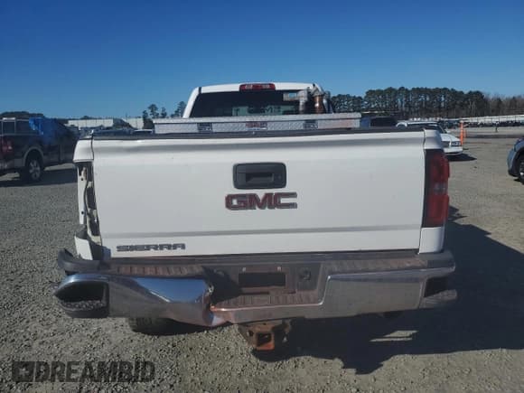 ✅ 2015 GMC Sierra 2500HD • VIN: 1GT11XEG9FF194243 • Lot: 81990064. Wystawiony na Copart z przebiegiem 241 957 mil. Bezpłatny archiwum sprzedaży aukcyjnych z USA i szczegółowy raport historii pojazdu na DreamBid. Zdjęcie 6.