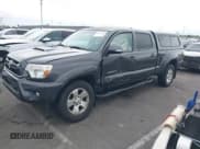 ✅ 2015 Toyota Tacoma PreRunner • VIN: 3TMKU4HN8FM043849 • Lot: 42790883. Wystawiony na IAAI z przebiegiem 123 228 mil. Bezpłatny archiwum sprzedaży aukcyjnych z USA i szczegółowy raport historii pojazdu na DreamBid. Zdjęcie 2.