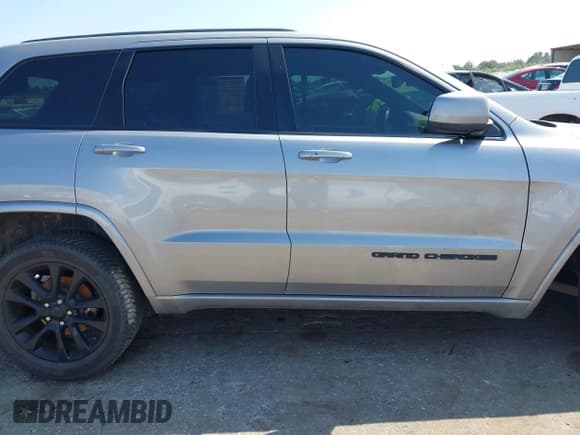 ✅ 2018 Jeep Grand Cherokee Altitude • VIN: 1C4RJEAG7JC181921 • Lot: 43208554. Wystawiony na IAAI z przebiegiem 157 255 mil. Bezpłatny archiwum sprzedaży aukcyjnych z USA i szczegółowy raport historii pojazdu na DreamBid. Zdjęcie 13.