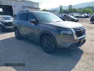 2022 Nissan Pathfinder SV z VIN 5N1DR3BCXNC213555, wystawiony jako IAAI lot #42629089 z przebiegiem 55 665 mil mil oraz . Historia ofert i sprzedaży dostępna na DreamBid. Obrazek 1.