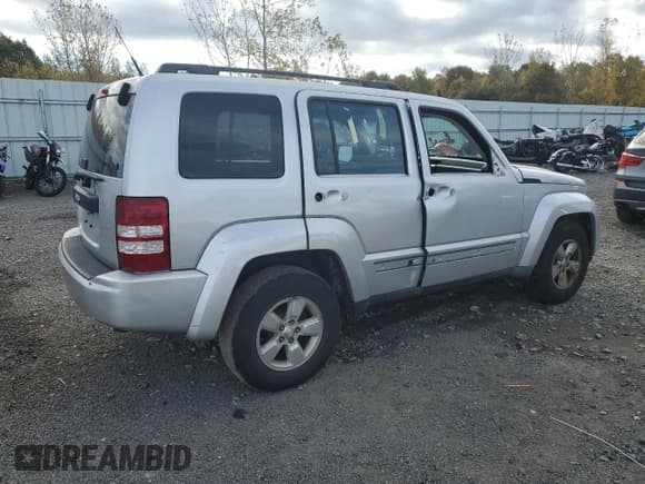 ✅ 2011 Jeep Liberty Sport • VIN: 1J4PN2GKXBW557155 • Лот: 89791245. Опубликован ранее на Copart с пробегом 185 337 миль. Бесплатный доступ к архиву аукционных продаж из США и подробный отчёт об истории автомобиля на DreamBid. Изображение 3.