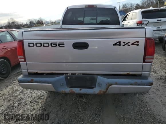 ✅ 2002 Dodge Dakota Sport • VIN: 1B7HG38N02S655900 • Lot: 43469045. Wystawiony na Copart z przebiegiem 198 561 mil. Bezpłatny archiwum sprzedaży aukcyjnych z USA i szczegółowy raport historii pojazdu na DreamBid. Zdjęcie 6.