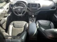 ✅ 2019 Jeep Cherokee Latitude Plus • VIN: 1C4PJMLBXKD140942 • Lot: 82192955. Wystawiony na Copart z przebiegiem 93 788 mil. Bezpłatny archiwum sprzedaży aukcyjnych z USA i szczegółowy raport historii pojazdu na DreamBid. Zdjęcie 8.