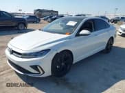 ✅ 2025 Volkswagen Jetta SEL • VIN: 3VWGX7BU5SM061831 • Lot: 43333320. Wystawiony na IAAI z przebiegiem 5 307 mil. Bezpłatny archiwum sprzedaży aukcyjnych z USA i szczegółowy raport historii pojazdu na DreamBid. Zdjęcie 2.