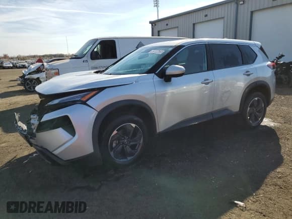 ✅ 2025 Nissan Rogue SV • VIN: 5N1BT3BB9SC804505 • Лот: 94919345. Опубликован ранее на Copart с пробегом 27 959 миль. Бесплатный доступ к архиву аукционных продаж из США и подробный отчёт об истории автомобиля на DreamBid. Изображение 1.