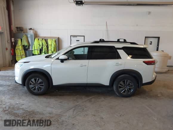 2022 Nissan Pathfinder SV z VIN 5N1DR3BD7NC234940, wystawiony jako IAAI lot #42806846 z przebiegiem 119 082 mil mil oraz . Historia ofert i sprzedaży dostępna na DreamBid. Obrazek 14.