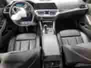 2022 BMW 3 Series 330i z VIN 3MW5R1J02N8C22890, wystawiony jako Copart lot #81526215 z przebiegiem 37 878 mil mil oraz Szkoda całkowita • Salvage title. Historia ofert i sprzedaży dostępna na DreamBid. Obrazek 8.