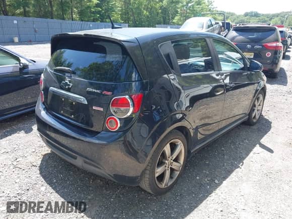 ✅ 2013 Chevrolet Sonic RS • VIN: 1G1JG6SB2D4223228 • Lot: 42941851. Wystawiony na IAAI z przebiegiem 120 433 mil mil. Skorzystaj z bezpłatnego archiwum sprzedaży aukcyjnych z USA i zobacz szczegółowy raport historii pojazdu na DreamBid. Zdjęcie 4.