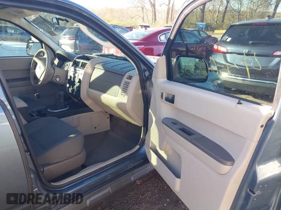 ✅ 2011 Ford Escape XLS • VIN: 1FMCU0C76BKC53742 • Лот: 43666855. Опубликован ранее на IAAI с пробегом 118 118 миль. Бесплатный доступ к архиву аукционных продаж из США и подробный отчёт об истории автомобиля на DreamBid. Изображение 5.