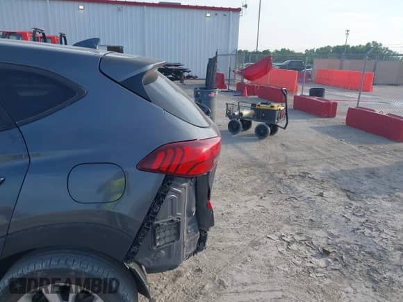 2019 Hyundai Tucson SE with VIN KM8J23A40KU009435, listed as a IAAI auction lot 42847449 with 94,053 mi miles and . Bid and sale history available at DreamBid. Image 6.