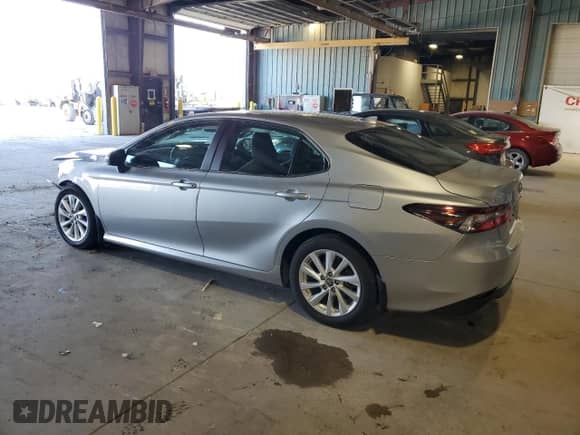 2023 Toyota Camry LE z VIN 4T1C11BK4PU104228, wystawiony jako Copart lot #86298635 z przebiegiem 135 420 mil mil oraz Szkoda całkowita • Salvage title. Historia ofert i sprzedaży dostępna na DreamBid. Obrazek 2.