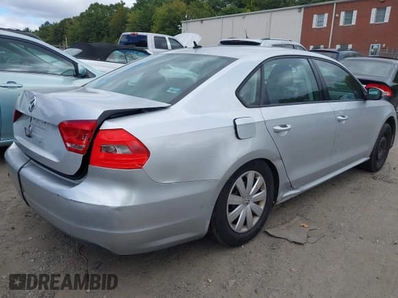 ✅ 2013 Volkswagen Passat S • VIN: 1VWAP7A34DC097948 • Lot: 43296709. Wystawiony na IAAI z przebiegiem 180 000 mil. Bezpłatny archiwum sprzedaży aukcyjnych z USA i szczegółowy raport historii pojazdu na DreamBid. Zdjęcie 4.