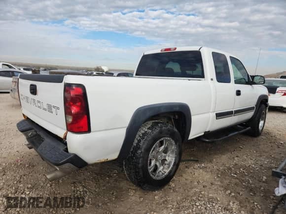 2005 Chevrolet Silverado 1500 Z71 z VIN 1GCEK19Z05Z145775, wystawiony jako Copart lot #87466235 z przebiegiem 275 711 mil mil oraz Szkoda całkowita • Salvage title. Historia ofert i sprzedaży dostępna na DreamBid. Obrazek 3.